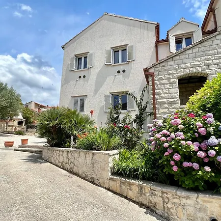 Vera Seafront * Sumartin