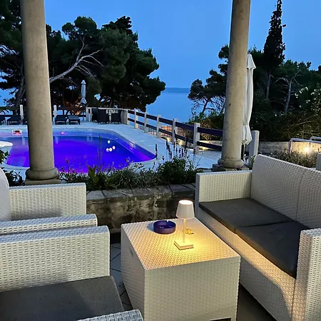 Vera Seafront Apartment Sumartin