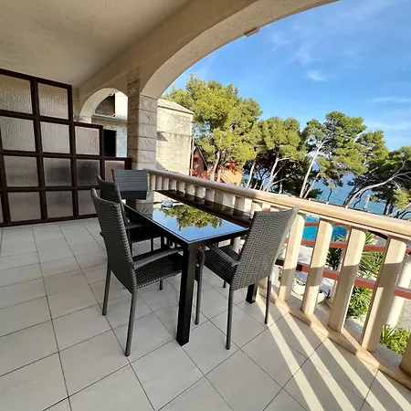 Vera Seafront Apartment Sumartin