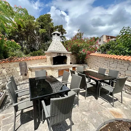 Apartment Vera Seafront Sumartin