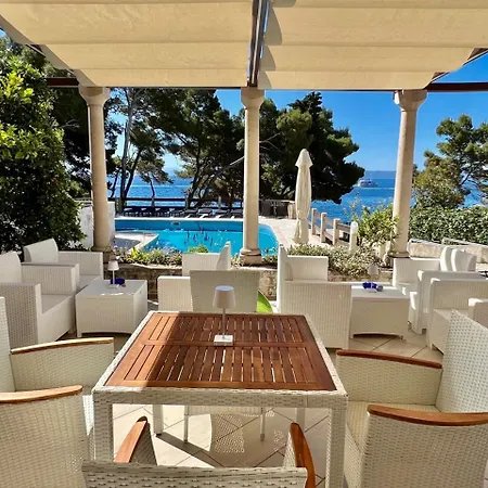 Vera Seafront Apartament Sumartin