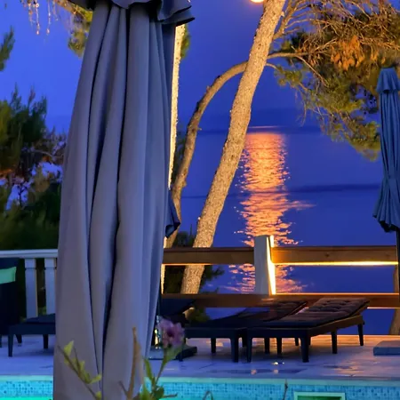Vera Seafront Apartment Sumartin